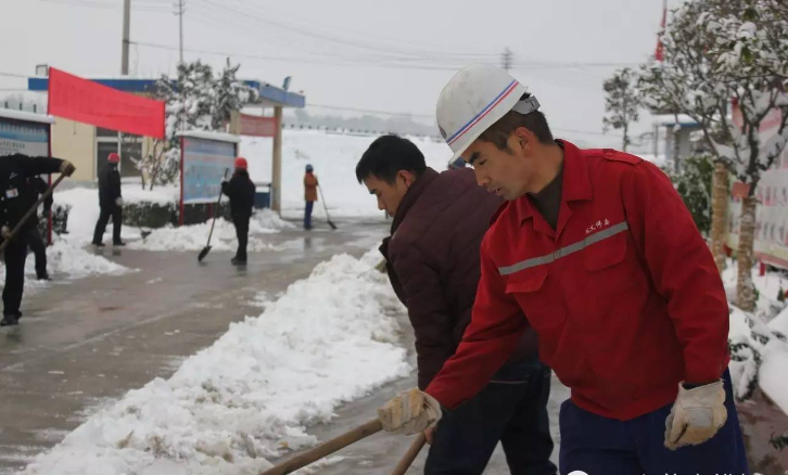 團(tuán)結(jié)一致 加班除大雪——偉志鋼模板